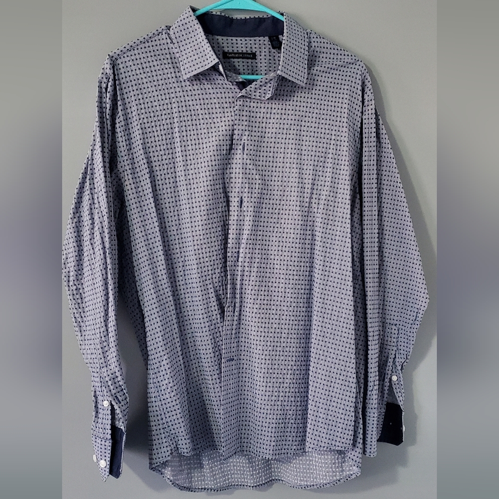 Van Heusen Men's Size Large (Neck 16 - 16.5) Navy and Blue Patterned Button Down